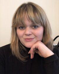 selfie-claudie-scaled-200x251